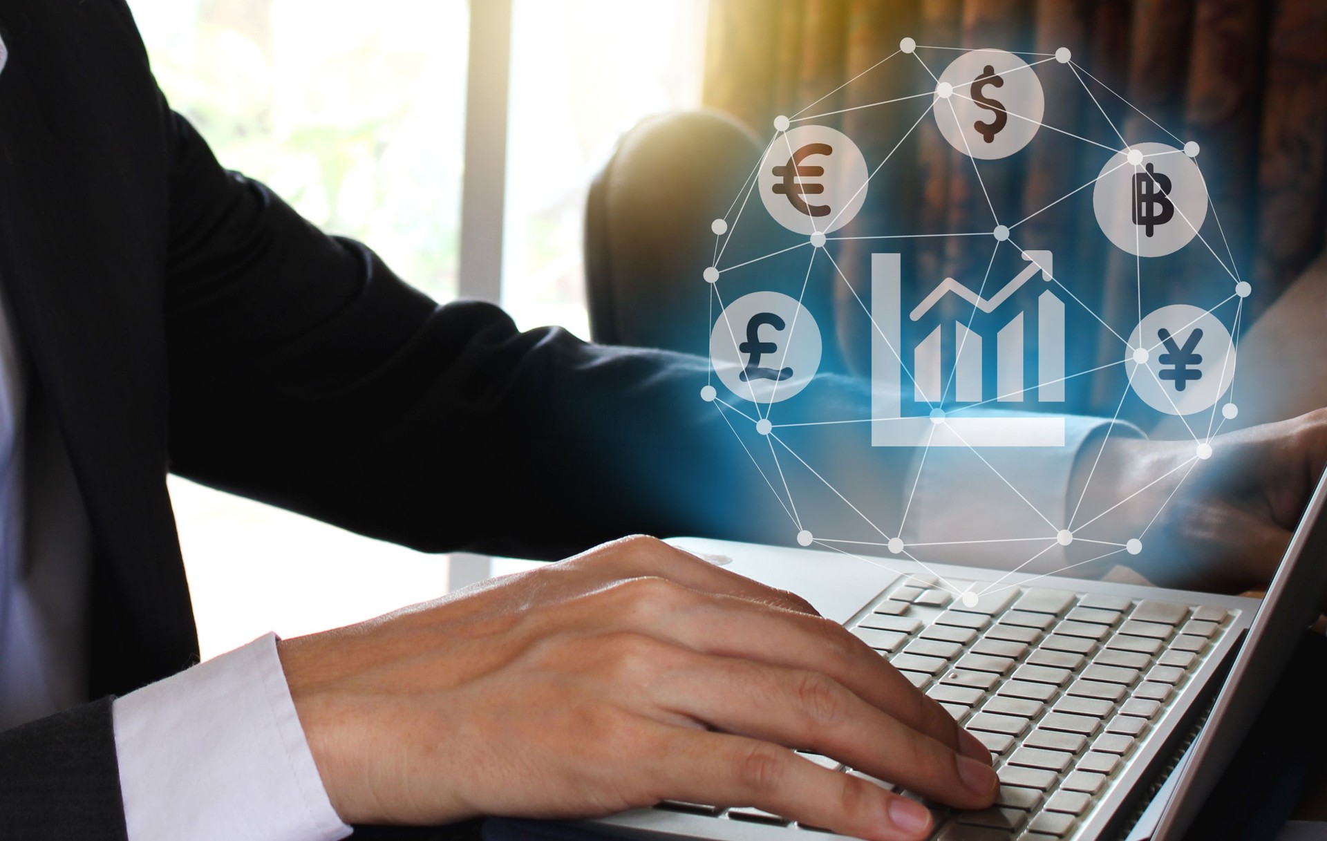 Hombre de negocios usar Laptop con monedas signo símbolo de Fintech sobre la conexión de red en el escritorio de oficina, inversiones financieras concepto de tecnología
